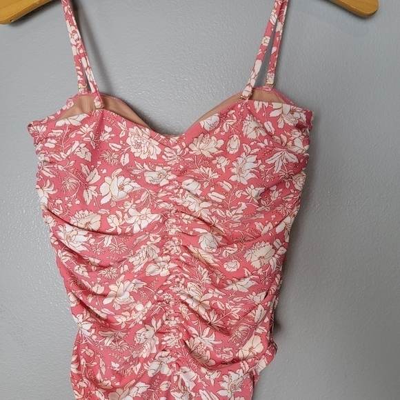 One piece rusched floral swim suit - Picture 6 of 10